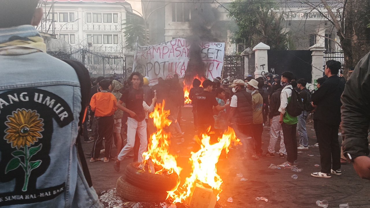 Memanas, Massa Pendemo di DPRD Jabar Lempar Molotov Teriak 'Revolusi'