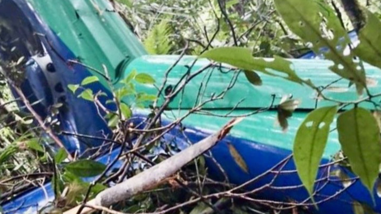 Proses Evakuasi Bangkai Helikopter Jatuh di Kalsel Berlangsung Dramatis di Tengah Guyuran Hujan