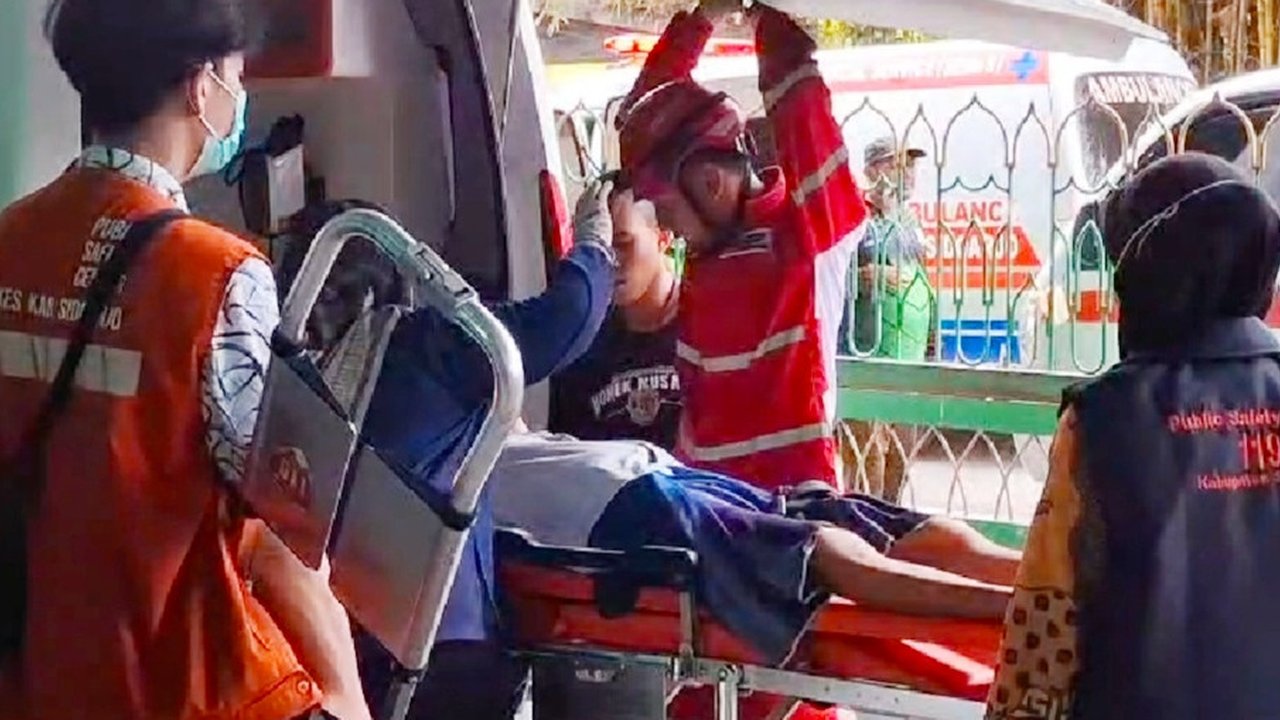 Jumlah korban akibat ambruknya bangunan musala Pondok Pesantren Al-Khoziny di Buduran, Sidoarjo, mencapai 79 orang. Satu santri tidak terselamatkan. (Liputan6.com/Dian Kurniawan)