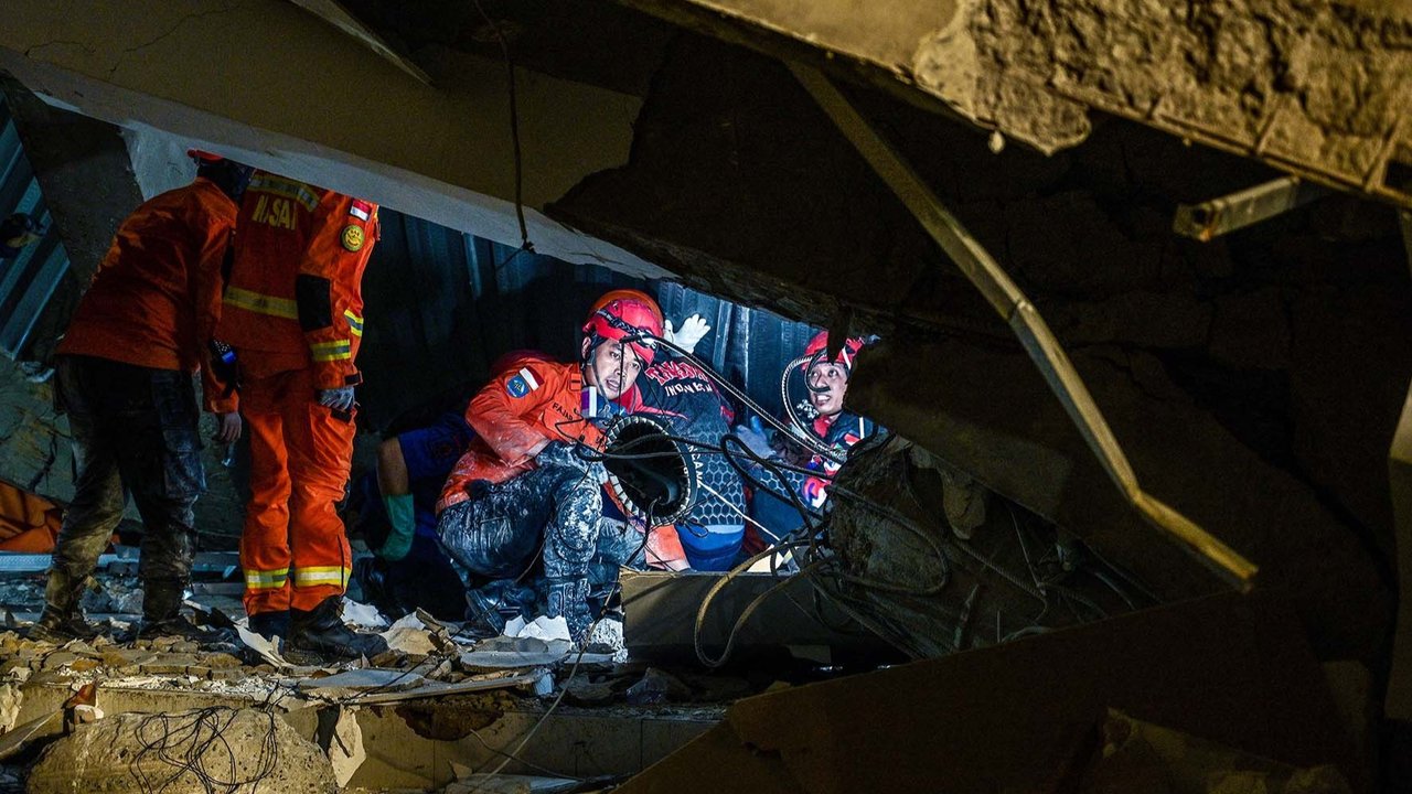 7 Santri Ponpes Al-Khoziny Ambruk Masih Terjebak Reruntuhan, Makanan & Oksigen Terus Disuplay