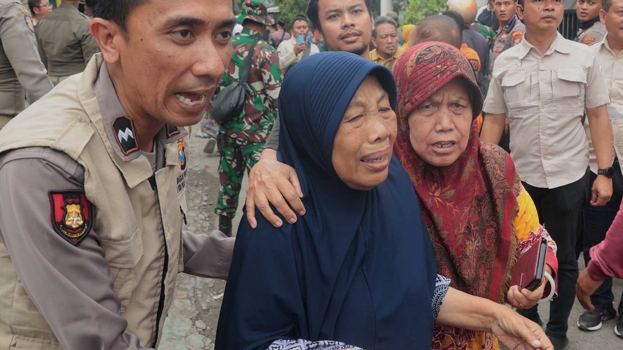 Kelurga korban menangis di kompleks pesantren  Al Khoziny di Sidoarjo, Jawa Timur, Selasa (30/09/2025).