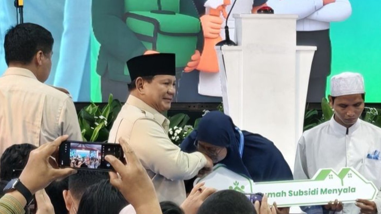 VIDEO: Pecah Tangis Emak-Emak Peluk Presiden Prabowo Depan Paspampres