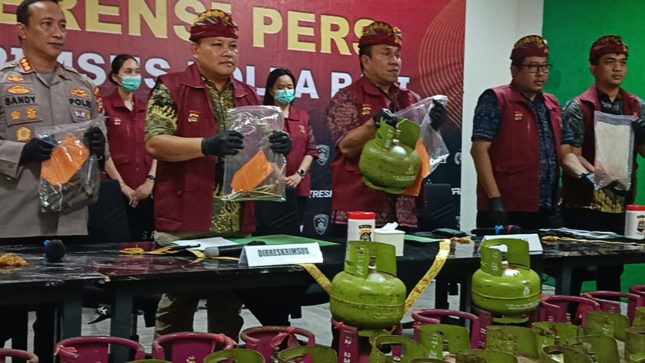 perempuan di bali oplos gas lpg 3 kg