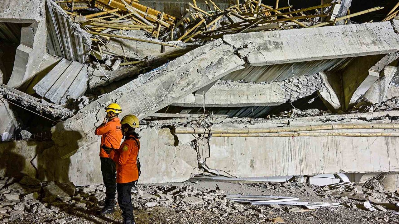 Bangunan empat lantai Pondok Pesanteren Al-Khoziny di Buduran, Sidoarjo, Jawa Timur, ambruk, Senin (29/9/2025). (Liputan6.com/Dian)