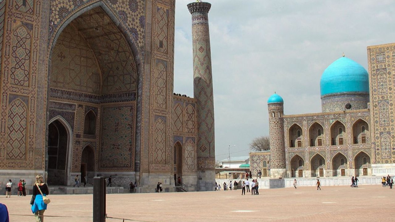 Registan Square di Uzbekistan, salah satu destinasi bebas visa bagi WNI