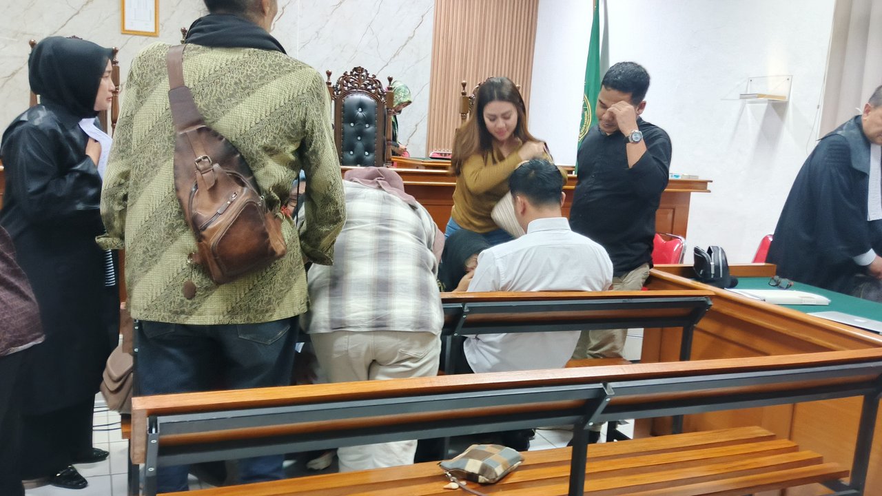 Isak Tangis Pecah saat Dua Terdakwa Kasus Bandung Zoo Dituntut 15 Tahun Penjara