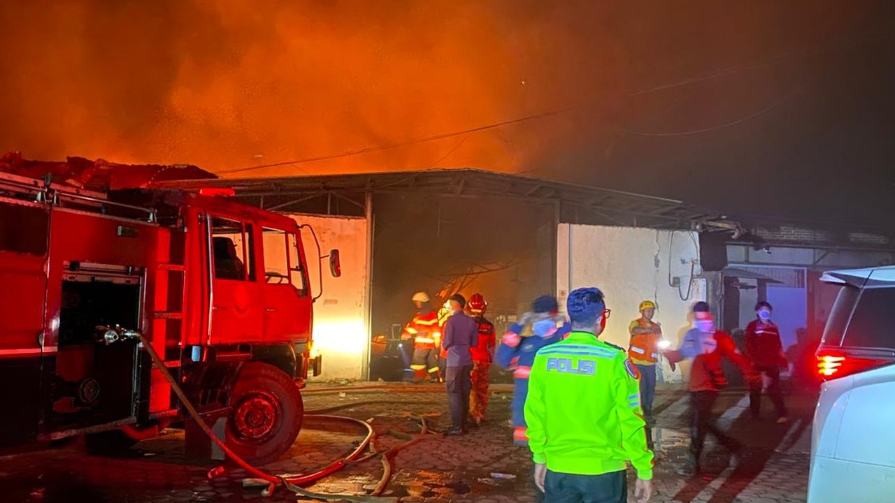 Proses pemadaman kebakaran yang melanda sejumlah gudang di Jalan Kolonel Masturi, Kelurahan Cipageran, Kecamatan Cimahi Utara, Kota Cimahi, pada Rabu (3/9)