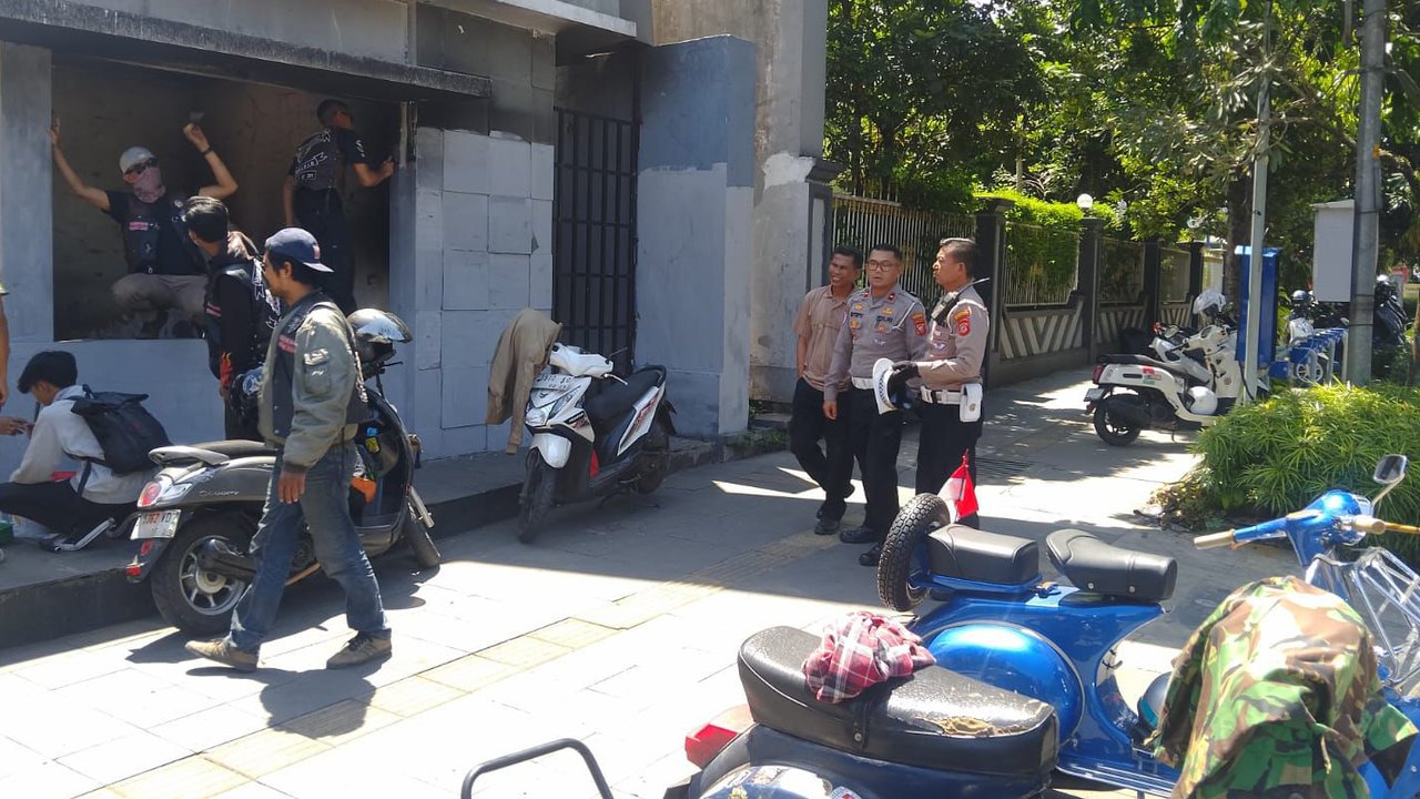 Komunitas Vespa Bandung, pulihkan kerusakan Pos Polisi di Cikapayang, yang rusak imbas rusuh demi di Bandung, pada Rabu (3/9).
