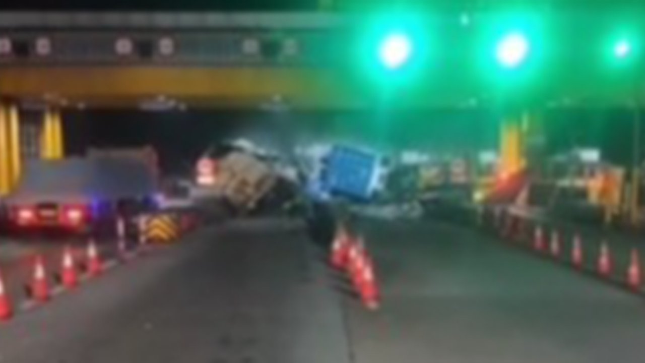 Gerbang Tol Ciawi Dihantam Truk Kontainer, Lalu Lintas Sempat Tersendat