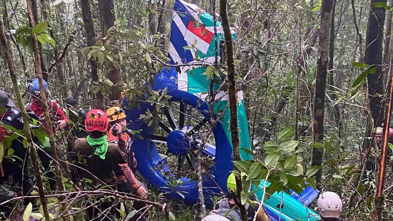 Tim SAR  memeriksa puing helikopter BK117-D3 PK-RGH milik PT Eastindo Air yang jatuh dengan penumpang di dalamnya  di Tanah Bumbu, Kalimantan Selatan, Kamis (04/09/2025).