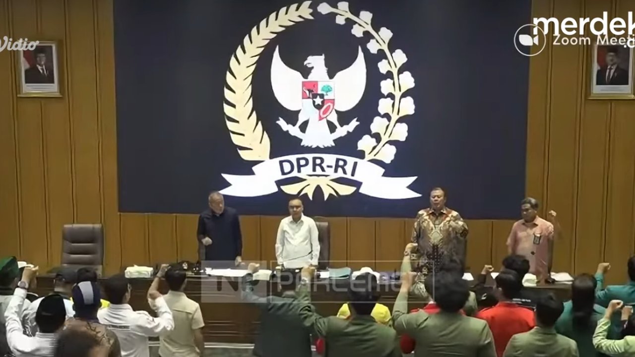 VIDEO: Sumpah Mahasiswa Bergema di Dalam DPR, Dasco Dkk Sampai Ikut Berdiri