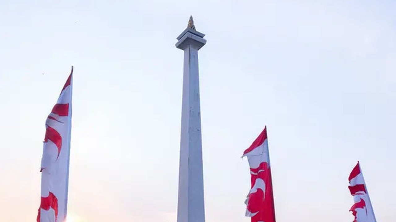 Akses transportasi yang mudah dan murah menjadikan kawasan wisata Monumen Nasional (Monas) menjadi pilihan warga bersama keluarga untuk berwisata. (Liputan6.com/Herman Zakharia)
