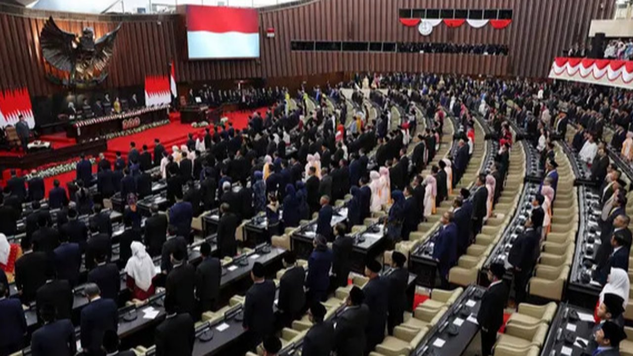 Suasana usai sidang paripurna di Komplek Parlemen, Jakarta. Jumat (24/04/2015). Sidang Paripurna yang beragendakan Laporan Komisi III DPR RI terhadap Hasil Pembahasan atas RUU. (Liputan6.com/Andrian M Tunay)