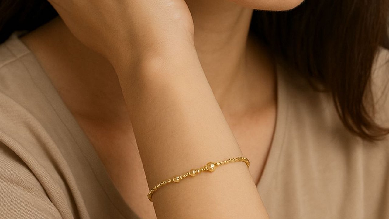 Ilustrasi Gelang Emas Bola Kecil