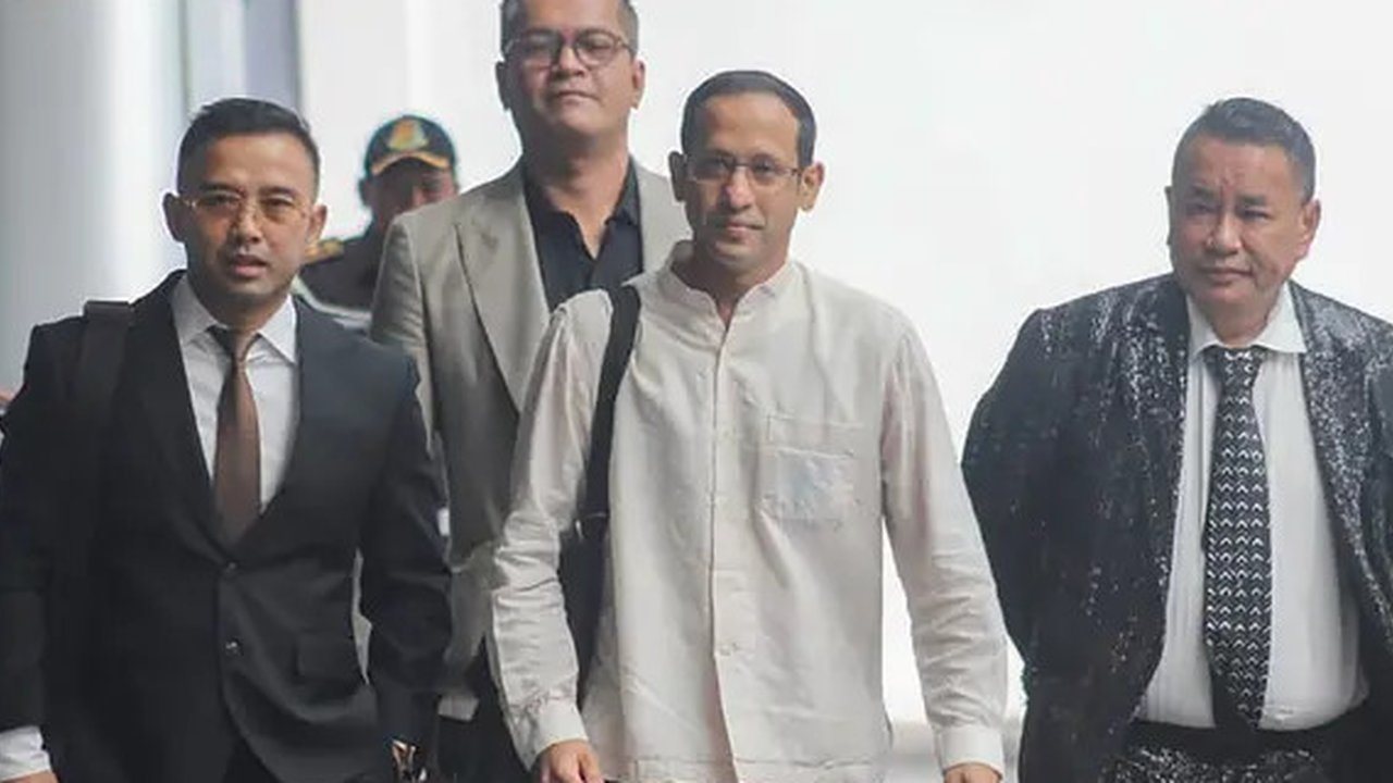 Mantan Mendikbud Nadiem Makarim irit bicara usai diperiksa penyidik Kejagung sebagai saksi kasus dugaan korupsi pengadaan laptop Chromebook. (Liputan6.com/Nanda Perdana Putra)