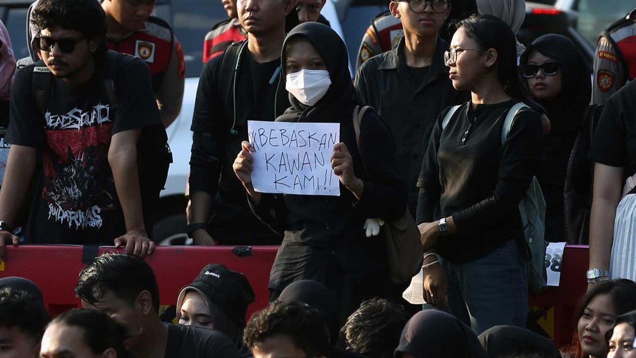 Aktivis Jaringan Solidaritas Korban untuk Keadilan mengikuti Aksi Kamisan ke-876 di depan Istana Merdeka, Jakarta, Kamis (4/9/2025).