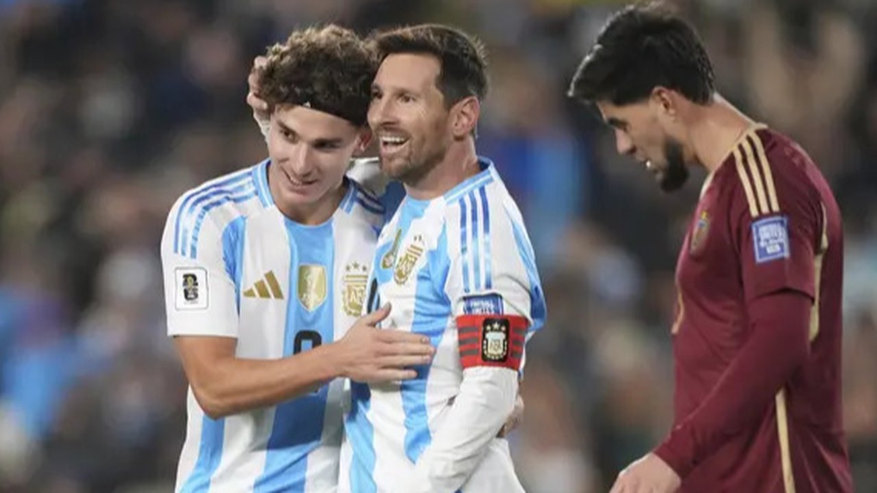 Lionel Messi berhasil mengukir brace saat Timnas Argentina membungkam Venezuela dengan skor 3-0, pada laga lanjutan kualifikasi Piala Dunia 2026 zona CONMEBOL di Estadio Monumental, Buenos
