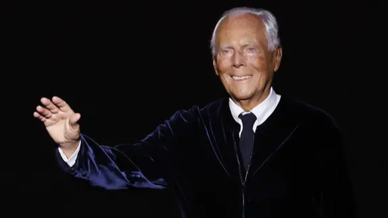 Rumah mode Armani mengonfirmasi bahwa sang  berpulang dengan tenang di kediamannya, dikelilingi orang-orang terkasih. [Foto: IG/@giorgioarmani].