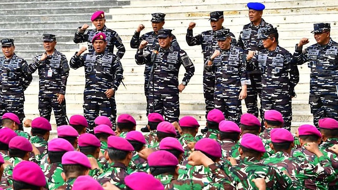 Kepala Staf TNI Angkatan Laut (Kasal) Laksamana TNI Dr. Muhammad Ali saat meninjau prajurit TNI AL, yang dikerahkan guna pengamanan Ibu Kota Jakarta di kompleks Gedung DPR/MPR  Jakarta, Kamis (04/09/2025).