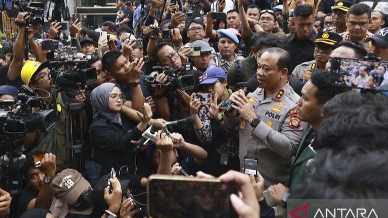 Polda Metro Jaya mengimbau masyarakat Jakarta untuk tetap tenang di tengah unjuk rasa, menegaskan kesiapan dalam menjaga keamanan dan menindak tegas anarkisme. Apa saja langkah pengamanan yang diambil?