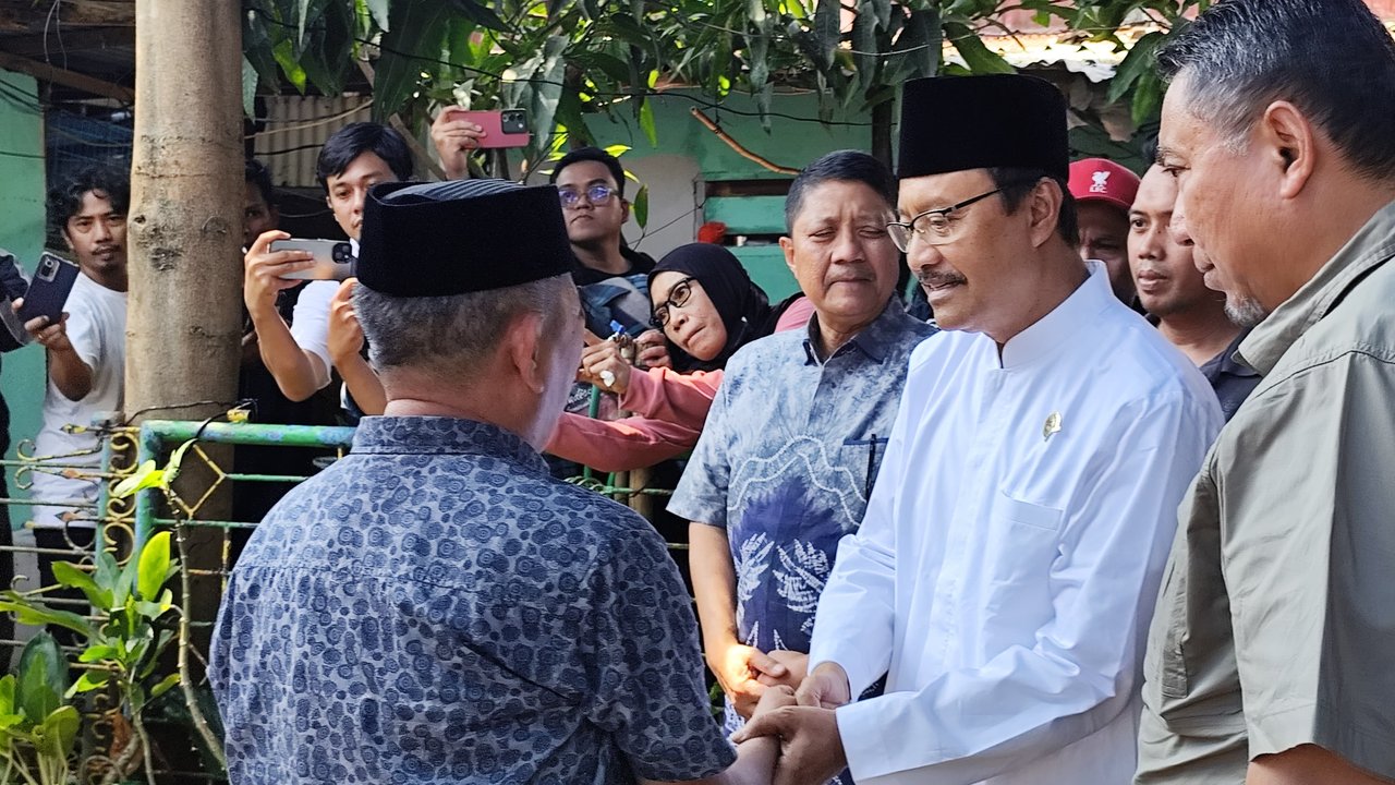 Menteri Sosial Saifullah Yusuf mengunjungi rumah duka ojek online (ojol)
