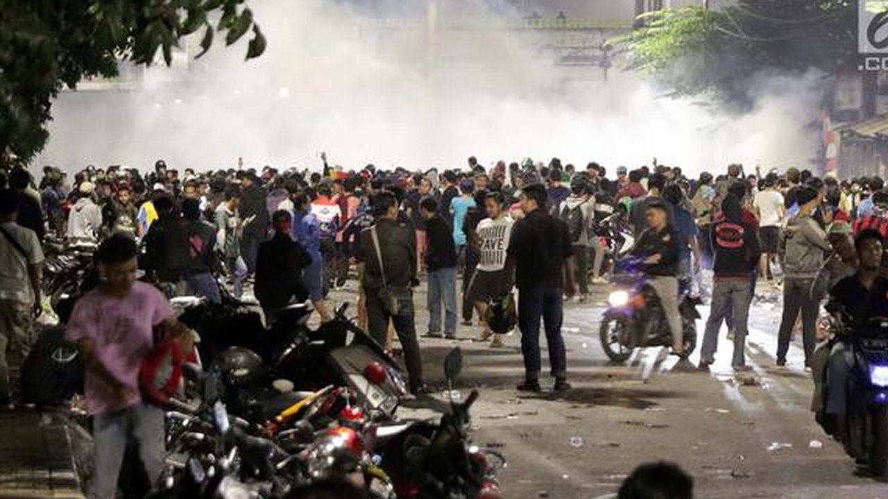 Massa berkumpul saat terjadi ricuh akibat unjuk rasa di sekitar jalan Pejompongan, Jakarta, Rabu (25/9/2019). Polisi menembakan gas air mata di kerumunan massa setelah unjuk rasa pelajar STM