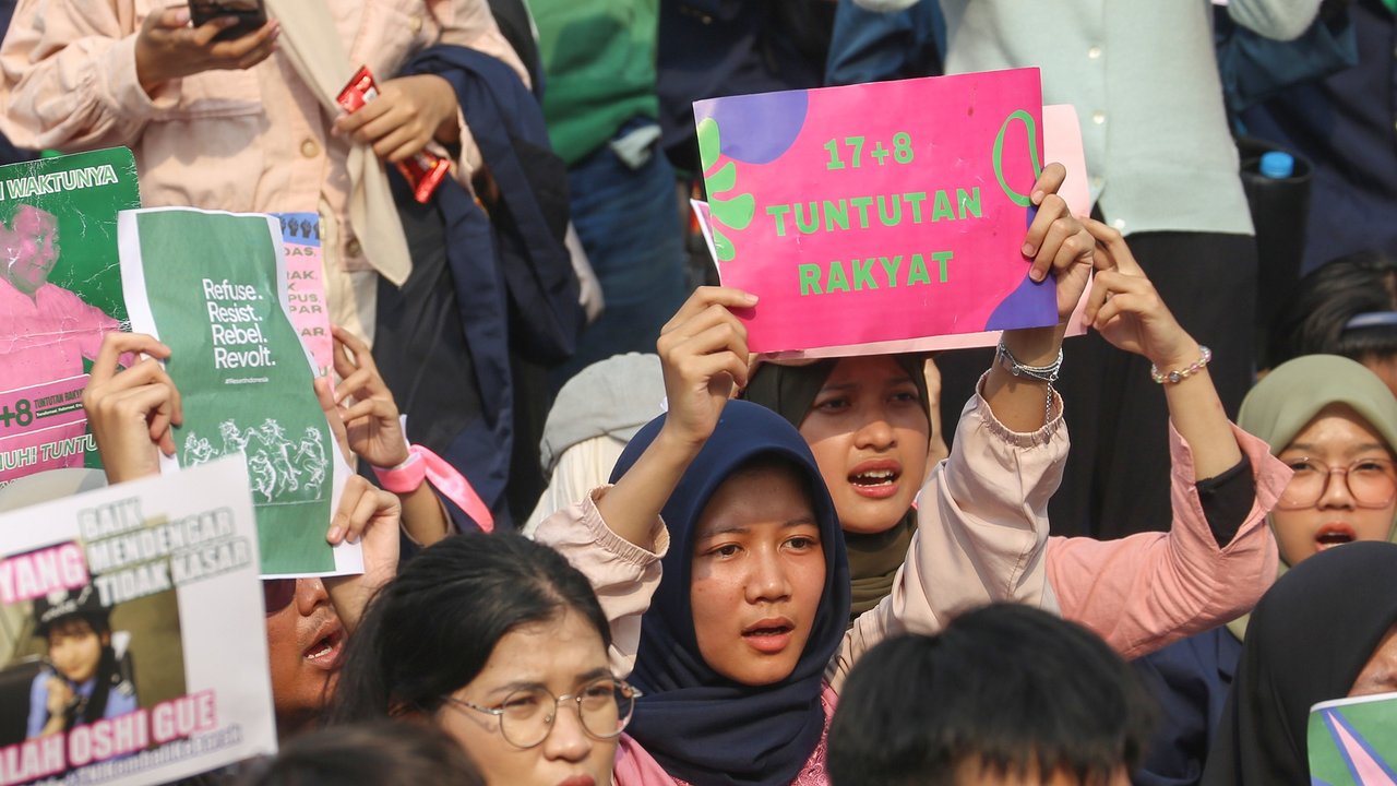 Mahasiswa mengatasnamakan Koalisi Masyrakat Sipil  menggelar aksi bertema 'Piknik Nasional Rakyat' di depan Gedung DPR RI, Senayan, Jakarta Pusat, Jumat (5/9/2025).