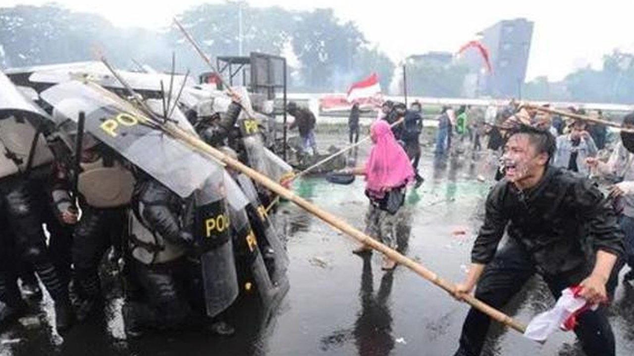 Viral Ibu Berkurudung Pink di Tengah Demo Ricuh Depan DPR (Foto: Arie Basuki/Liputan6.com)