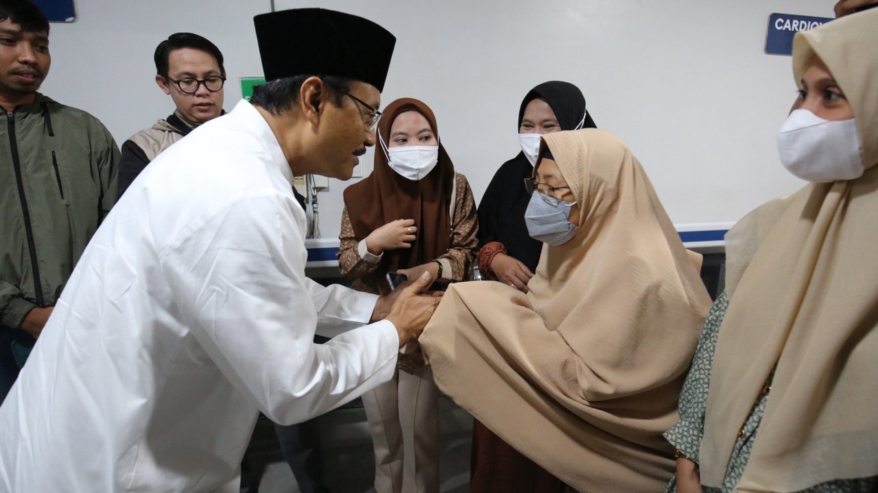 Mensos Gus Ipul Jenguk Korban Luka Berat Unjuk Rasa di RS Makassar