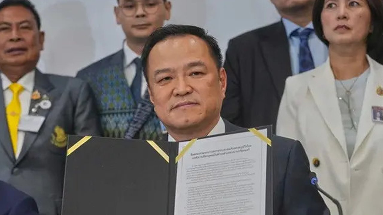 Pemimpin Partai Bhumjaithai, Anutin Charnvirakul, menunjukkan MoU yang telah ditandatangani antara partai-partai koalisinya dan Partai Rakyat di Parlemen, Bangkok, Thailand, Rabu (3/9/2025