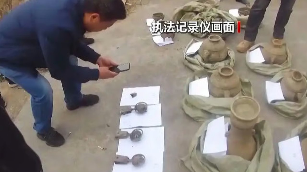 pria china curi artefak