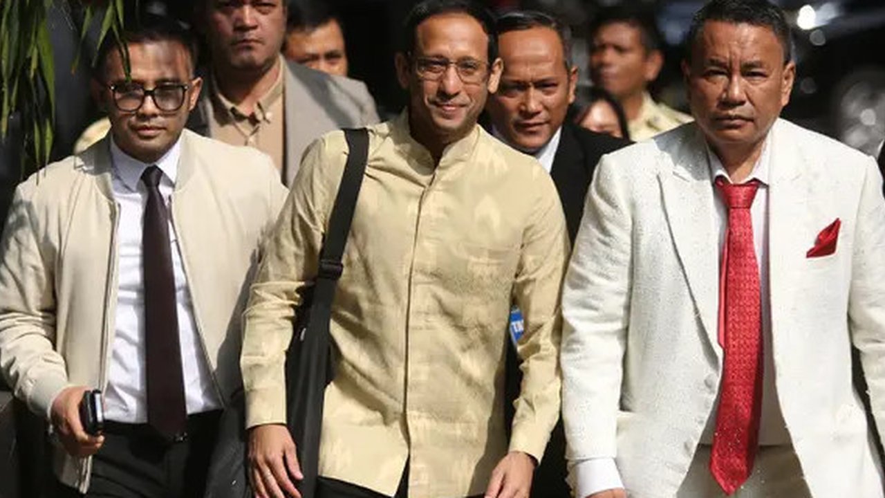 Mantan Mendikbud Nadiem Makarim irit bicara usai diperiksa penyidik Kejagung sebagai saksi kasus dugaan korupsi pengadaan laptop Chromebook. (Liputan6.com/Nanda Perdana Putra)