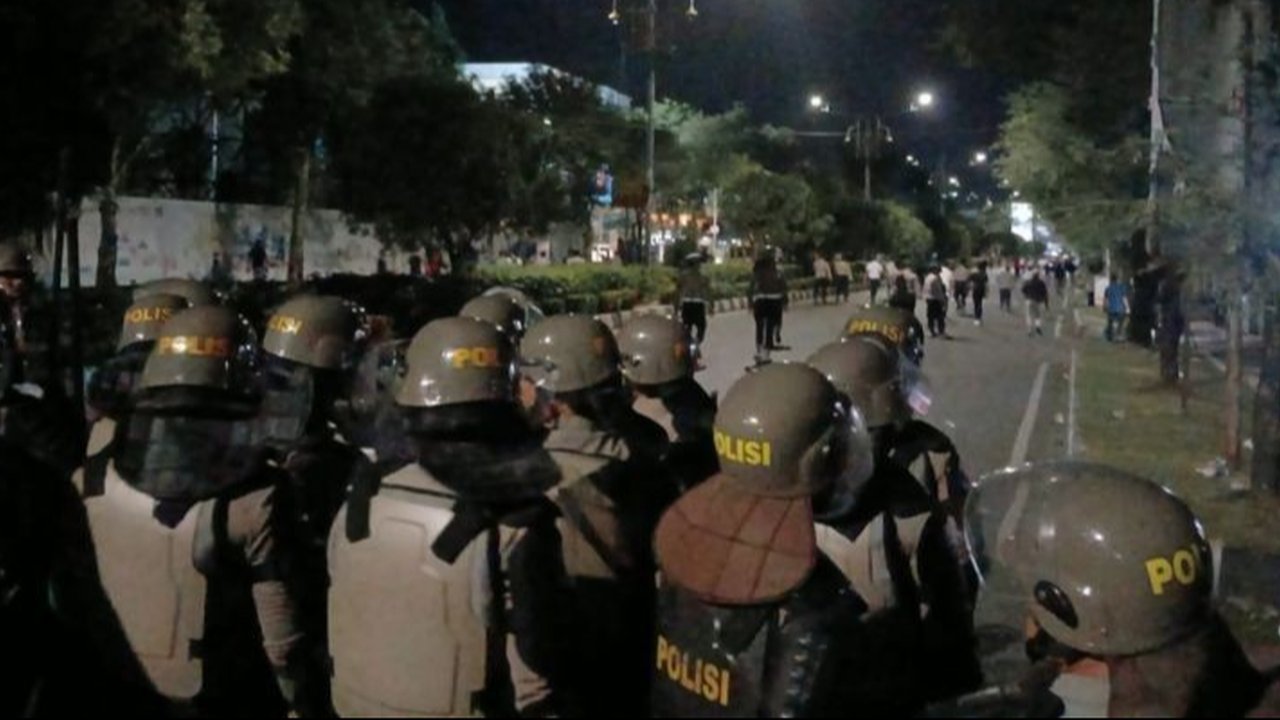 Aksi Pembubaran Demonstran Aceh di depan Gedung DPRA berakhir ricuh setelah massa menolak bubar. Simak kronologi lengkap dan alasan polisi membubarkan paksa.