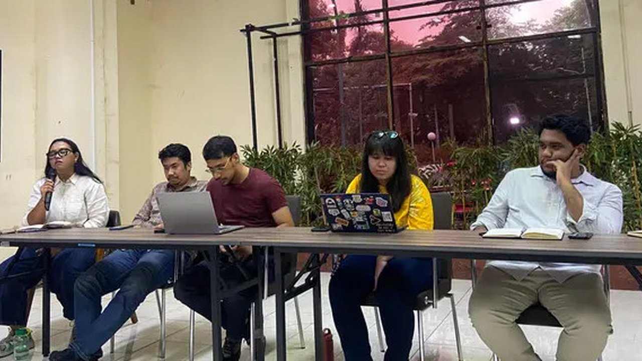 Tim Advokasi Lokataru Foundation Menanggapi Penggeledahan yang Dilakukan Polisi (Foto: Ady Anugrahadi/Liputan6.com)