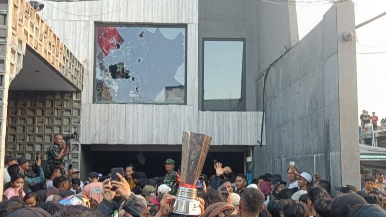 Kasus penjarahan rumah Ahmad Sahroni, anggota DPR RI, kini ditangani Polda Metro Jaya. Simak detail pelimpahan kasus dan jumlah saksi yang telah diperiksa!