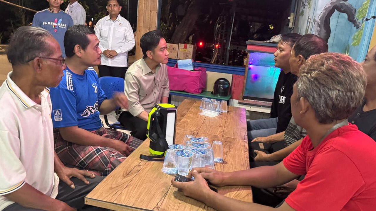 VIDEO: Santuy Gibran Bareng Bapak-Bapak Ngobrol di Pos Ronda, Lanjut Belanja Ikan di Pasar Cipulir