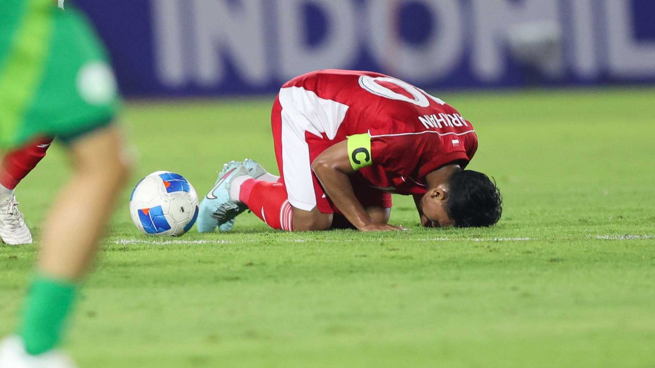 Pesepak bola Timnas Indonesia U-23 Arkhan Fikri bersujud syukur usai membobol gawang Timnas Makau U-23 dalam kualifikasi Grup J Piala Asia U-23 2026 di Stadion Gelora Delta Sidoarjo, Jawa Timur, Sabtu (6/9/2025).
