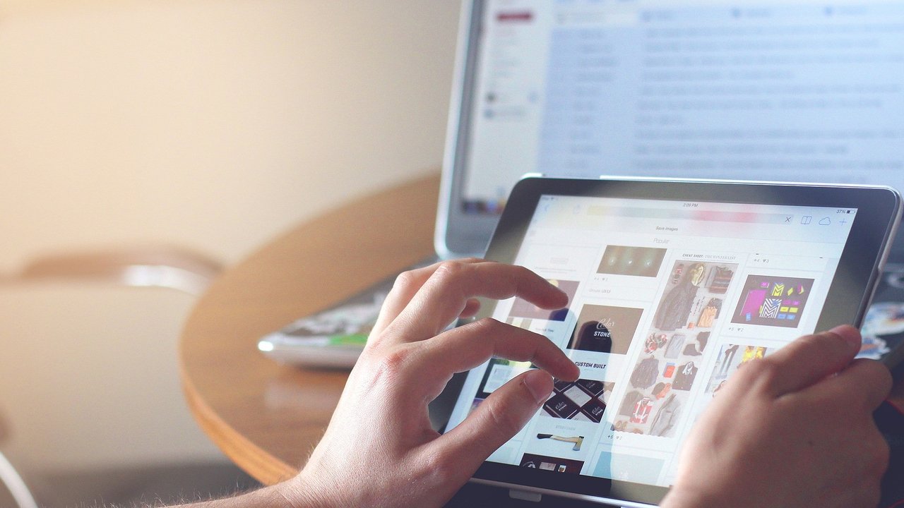 Kepraktisan internet membuat penggunanya jadi lebih mudah untuk mengakses segala informasi