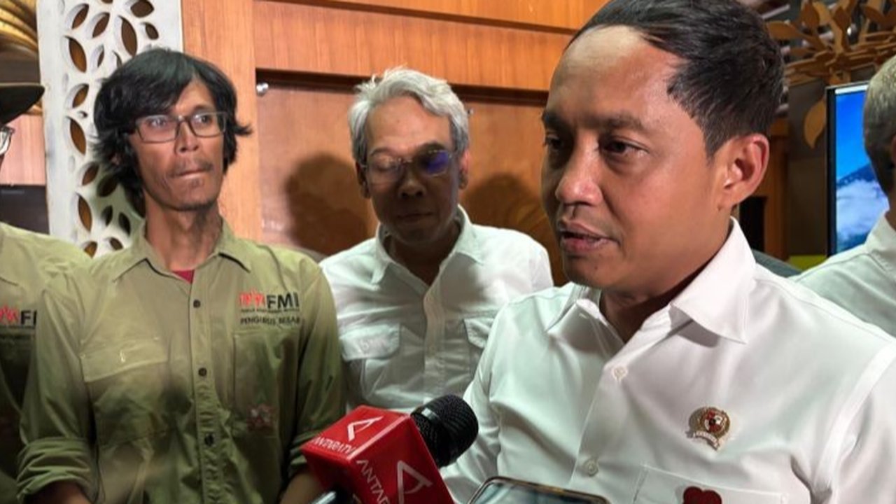 Menteri Kehutanan (Menhut) Raja Juli Antoni memberikan kuliah umum di Universitas Hasanuddin (UNHAS), Makassar, Sulawesi Selatan. (Tim News).