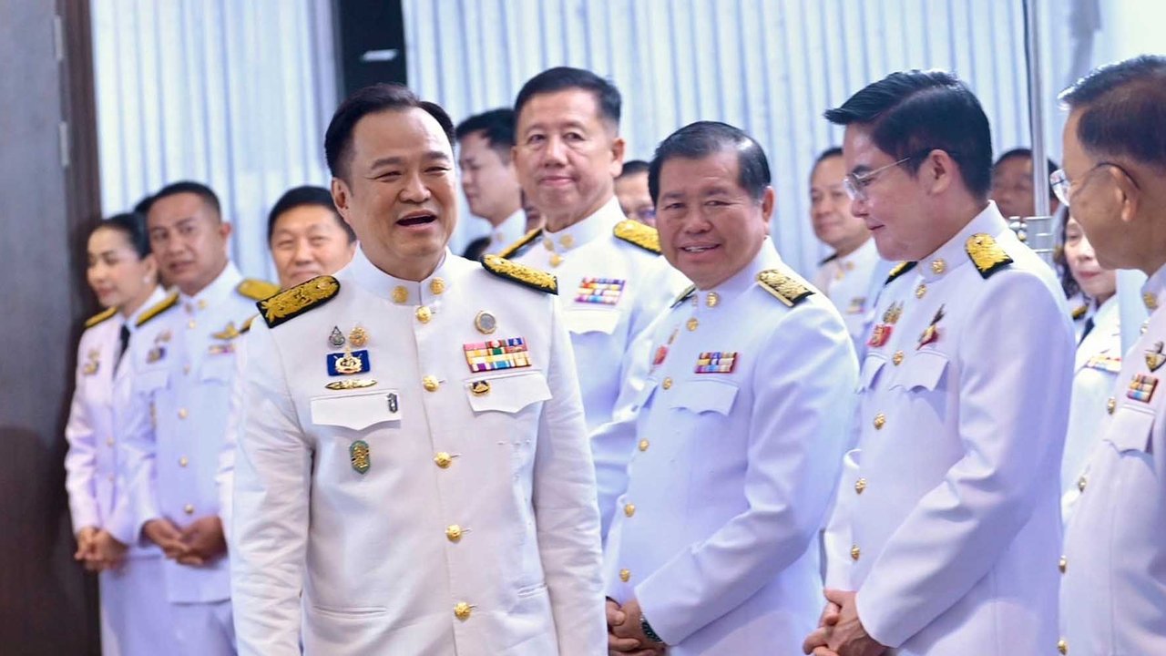 Perdana Menteri baru Thailand, Anutin Charnvirakul , berbicara kepada anggota parlemen Bhumjai Thai di kantor pusat Partai Bhumjaithai di Bangkok Minggu (07/09/2025).