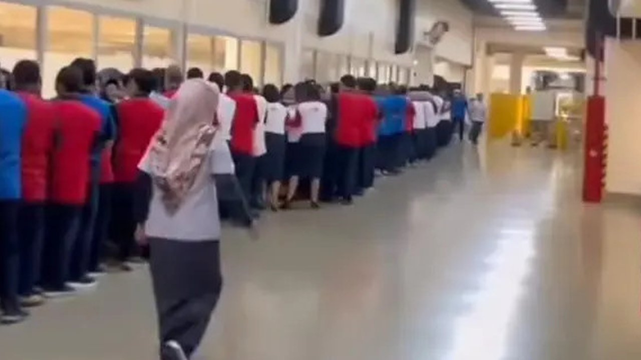 Potongan video viral PHK massal pabrik rokok