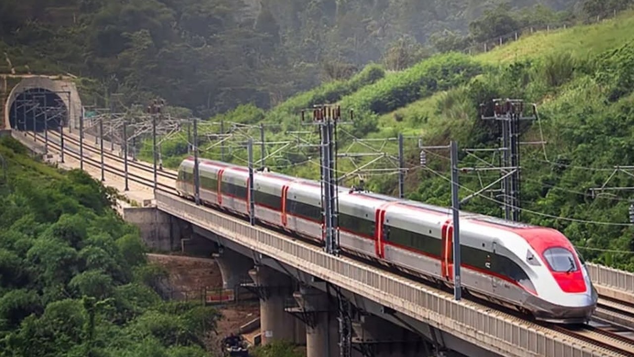 Arus Balik Libur Panjang, Masyarakat dari Bandung ke Jakarta Naik Whoosh Diprediksi Capai 20.000 Orang