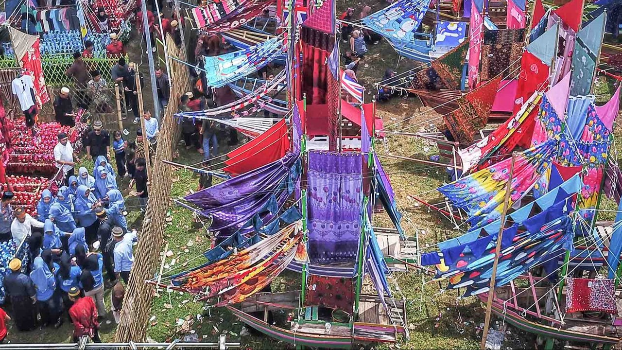 Miniatur perahu Pinisi, di Damai, Sulawesi Selatan, Minggu (07/09/2025).