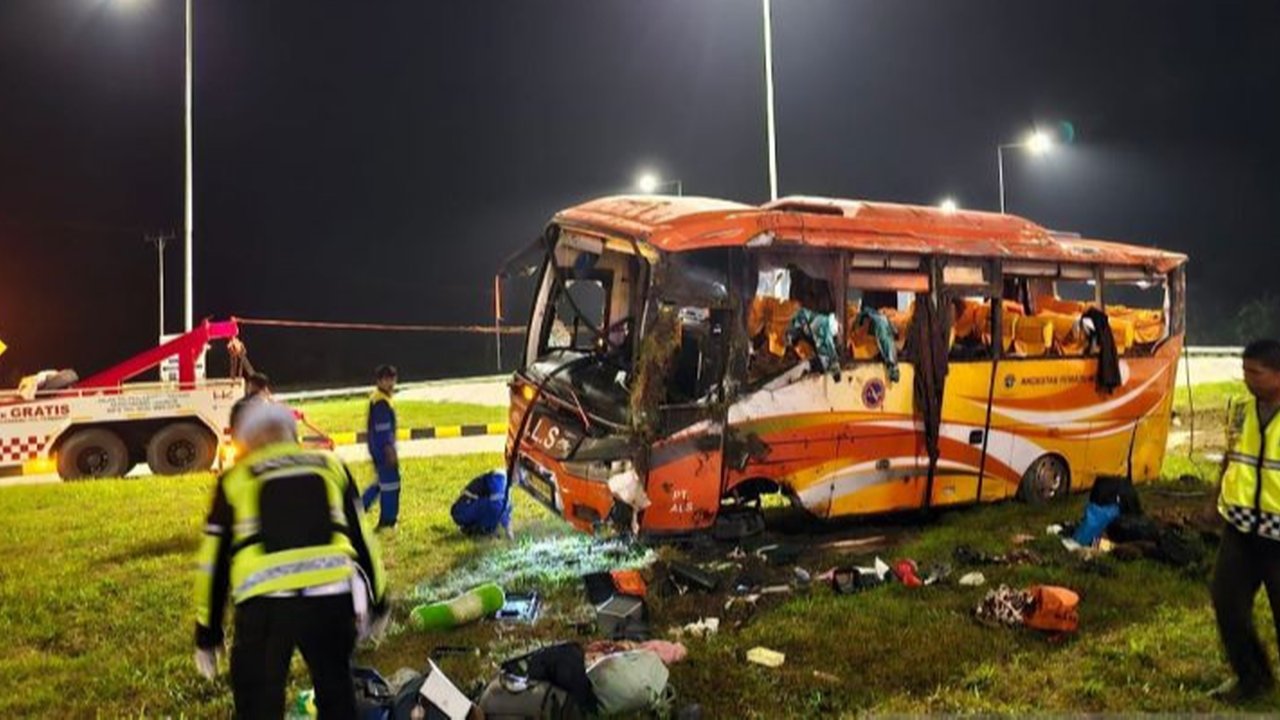 Bus Terbalik di Tol Padang-Sicincin, Dua Penumpang Meninggal Dunia dan Lima Luka Berat