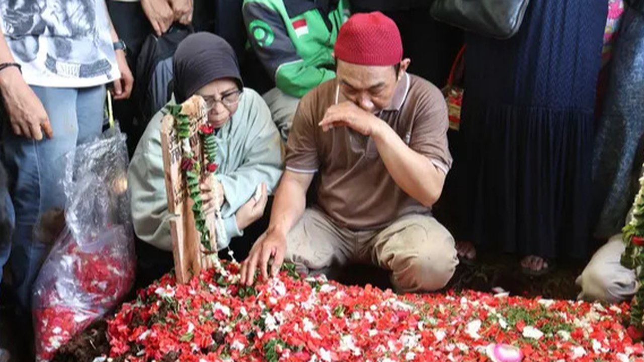 Affan Kurniawan merupakan pengemudi ojek online yang tewas dilindas jenis Barracuda milik Satuan Brigade Mobil (Brimob) Kepolisian Daerah Metro Jaya saat kericuhan di kawasan Pejompongan, Kam