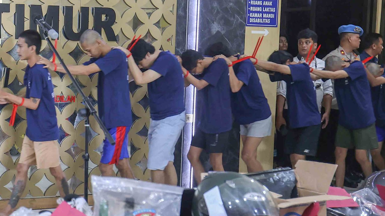 Barang bukti dan tersangka kasus serangkaian penyerangan, perusakan, dan pembakaran yang melanda Markas Polres Metro Jakarta Timur serta enam polsek pada 30–31 Agustus 2025 di Mapolres Jakarta Timur, Jatinegara, Jakarta, Senin (08/09/2025).