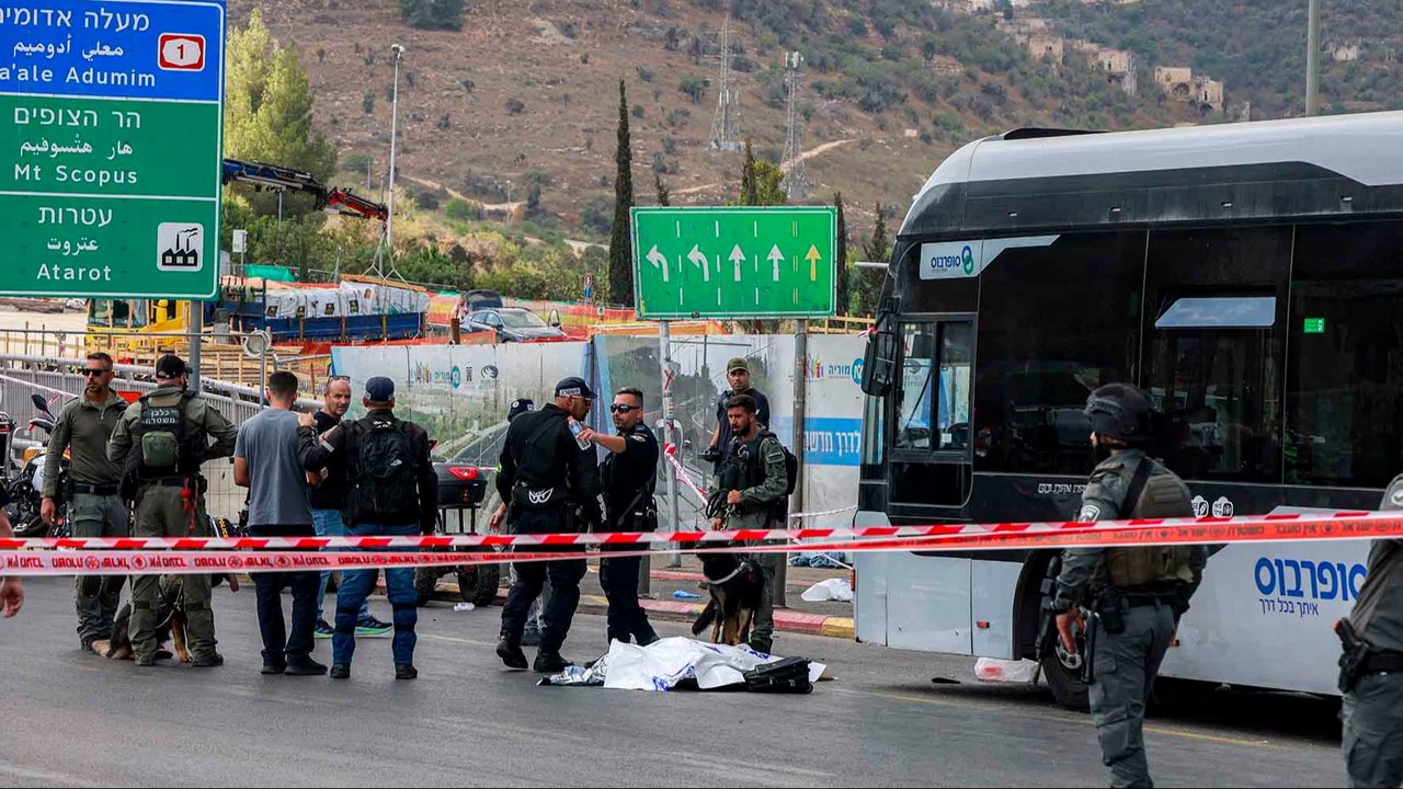 Pasukan keamanan Israel berkumpul di samping sebuah jenazah usai aksi penembakan di persimpangan jalan Ramot di Yerusalem timur, wilayah yang dianeksasi Israel, Senin (08/09/2025).