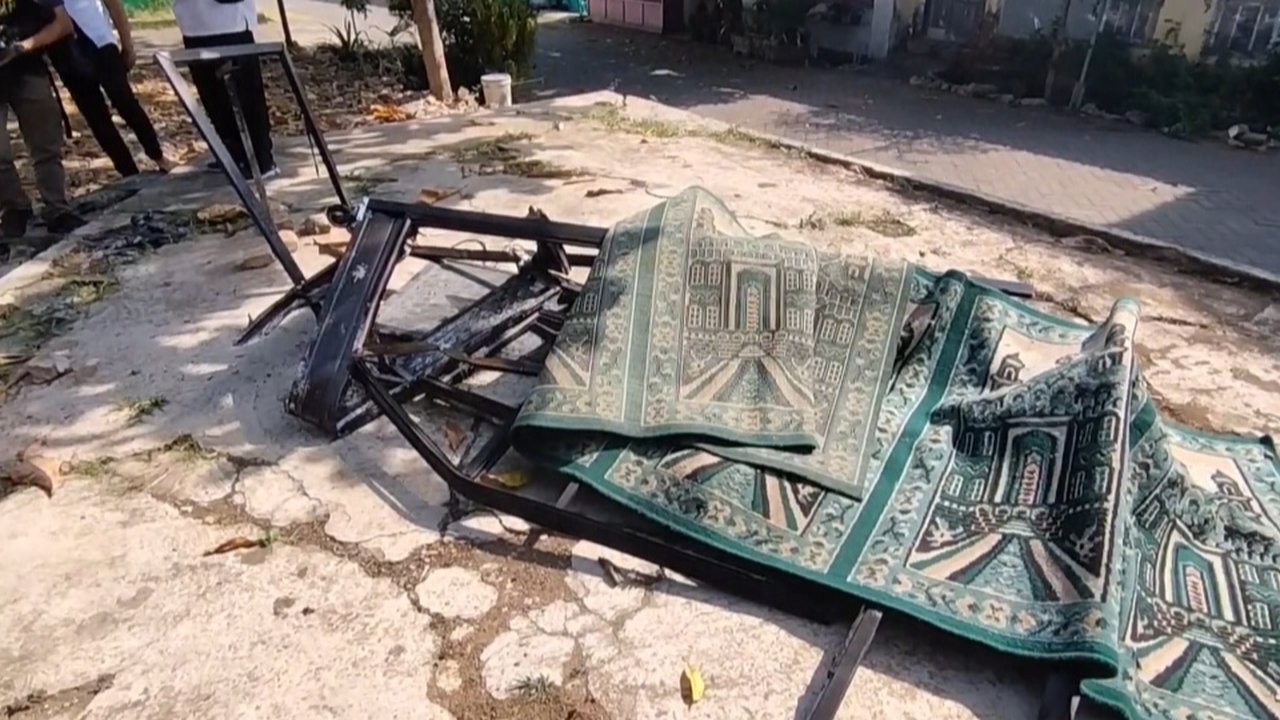 Terekam CCTV, Pelaku Bermukenah dan Bermasker Bakar Lemari Masjid di Makassar