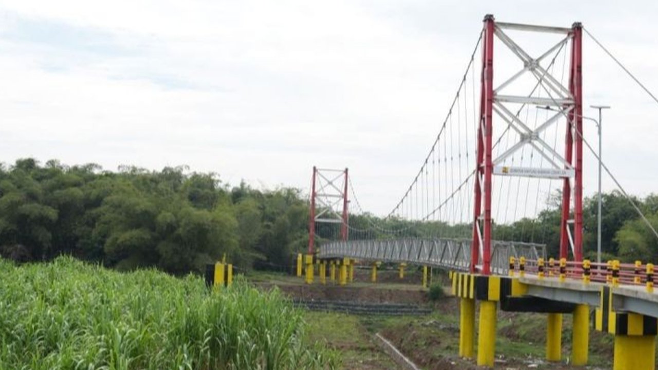 Jembatan Gantung Babakan Losari Lor kini resmi beroperasi, memangkas jarak tempuh warga hingga 15 kilometer. Temukan bagaimana infrastruktur kerakyatan ini mengubah kehidupan masyarakat di perbatasan Jawa Barat dan Jawa Tengah, serta dampaknya pada ekonom