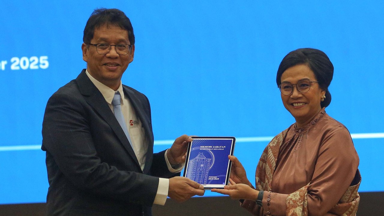 Menteri Keuangan Purbaya Yudhi Sadewa bersama pejabat lama Sri Mulyani Indrawati saat serah terima jabatan di Kemenkeu, Jakarta, Selasa (9/9/2025).